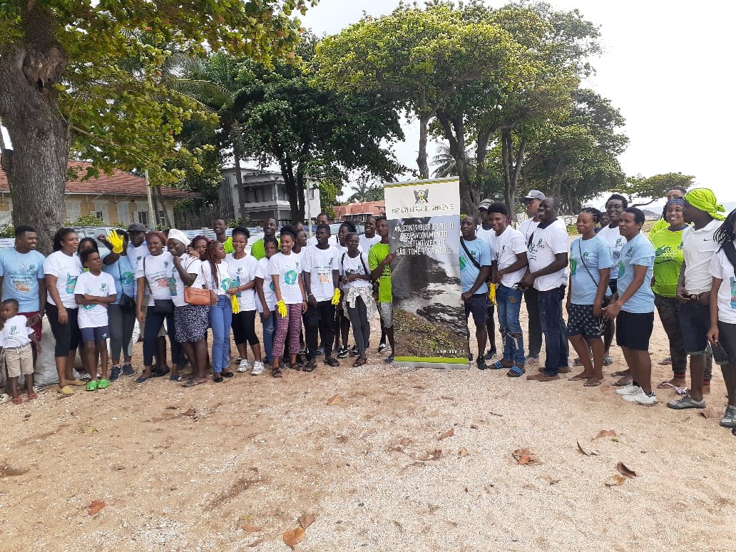 A DGAAC e seus colaboradores realizaram uma campanha de limpeza na praia em comemoração ao Dia Mundial do Ambiente!